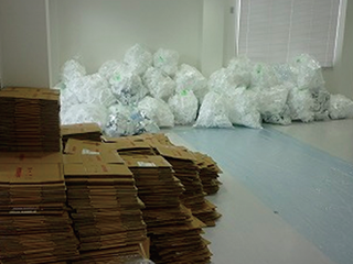図-4 物理構築後に発生する大量の梱包材(廃棄物) 図-4 物理構築後に発生する大量の梱包材(廃棄物)