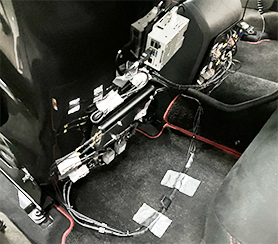 写真:車両の中(前席シートバックに伝送端末を装着)