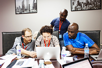 クリステル(中央)を囲む受講生たち