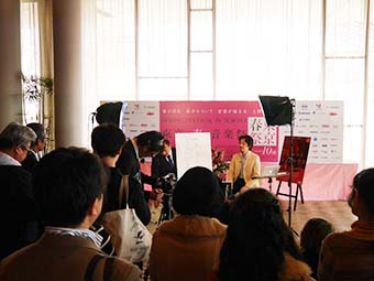 写真:公演合間の対談