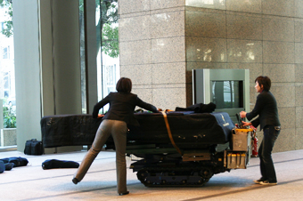 15:28 ピアノを搬入し、調律します。