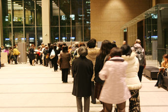 18:02 開場とともに沢山のお客様が入場します。