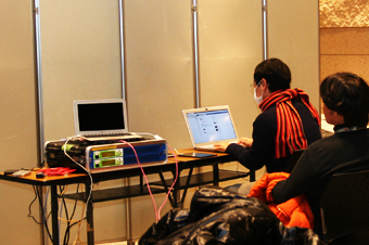 19:26 楽屋裏ではインターネット中継の作業をしています。